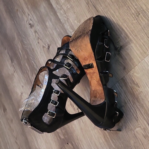 L.A.M.B l black Leather heels l designer l Size 6.5 l 4 inch heels l Gwen - Picture 8 of 9